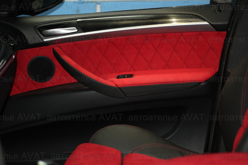 фото перетяжки дверей на BMW X6 алькантарой и кожей