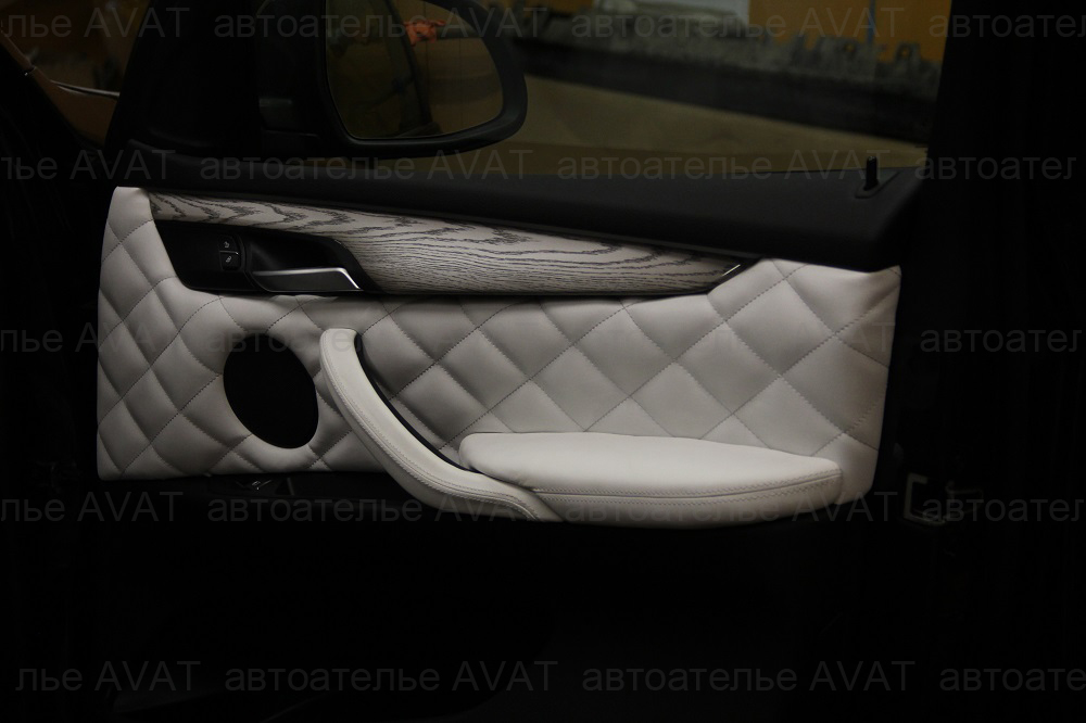перетяжка дверей BMW X5 натуральной кожей с ромбами
