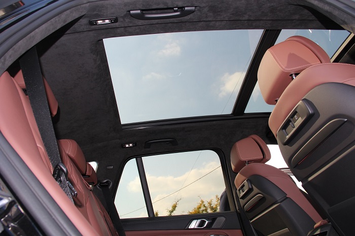 перетяжка алькантарой потолка с панорамой BMW X5 G05