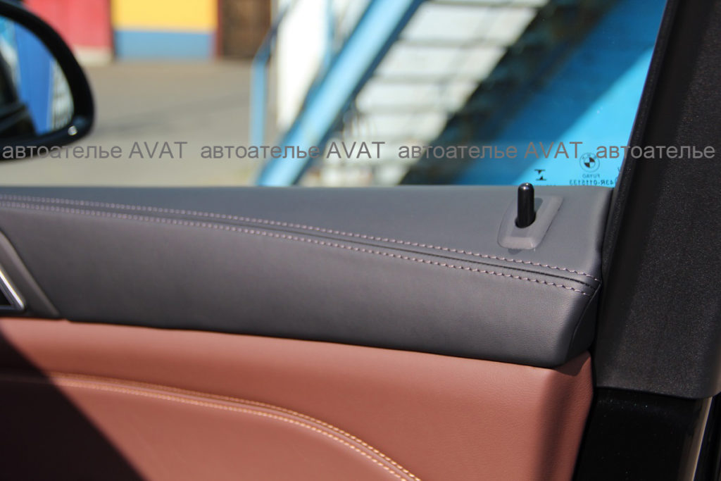 перетяжка кожей обшивок дверей на BMW X5 G05