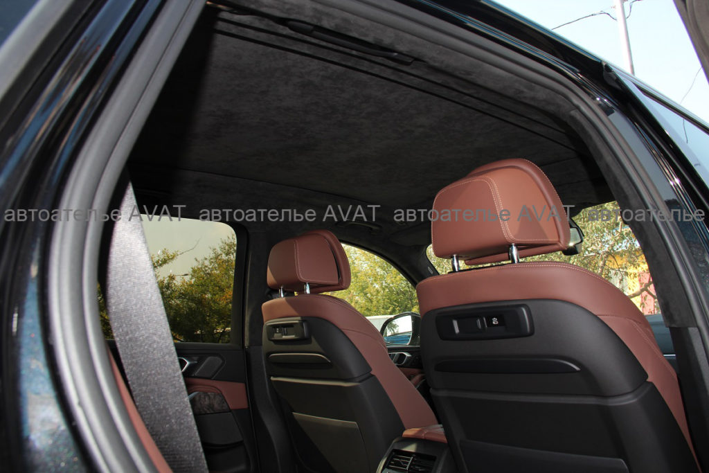BMW X5 G05: перетяжка алькантарой крыши с панорамным люком