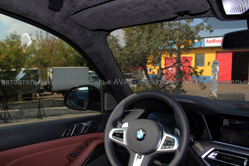 BMW X5 в кузове G05 перетяжка алькантарой стоек и козырьков