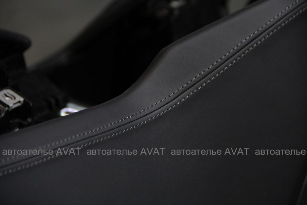 Фото декоративной отстрочки на торпедо Audi Q8, перетянутой натуральной кожей в автоателье AVAT