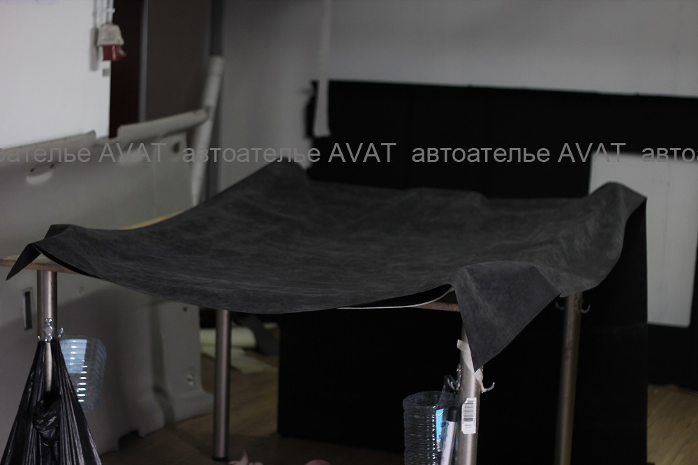 процесс перетяжки алькантарой потолка на BMW X5 f15