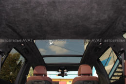 Общий вид перетяжки алькантарой потолка с панорамой BMW X5 G05