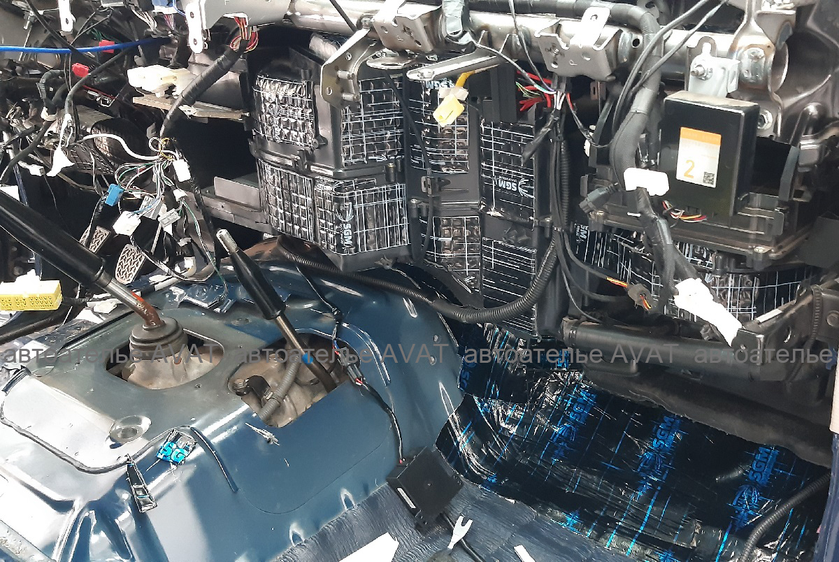 первый слой шумоизоляции на моторном щите Toyota Land Cruiser 78