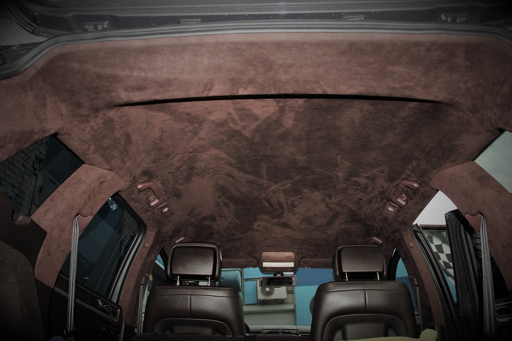 фото перетяжка алькантарой потолка VW Touareg
